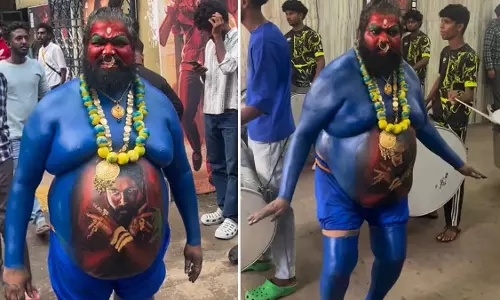 Viral video : दीवानगी हो तो ऐसी, पेट पर ही पेंट से बनवा डाली पुष्पा-2 की तस्वीर, देखें Viral video : दीवानगी हो तो ऐसी, पेट पर ही पेंट से बनवा डाली पुष्पा-2 की तस्वीर, देखें