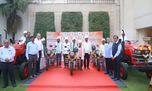 Coromandel इंटरनेशनल ने कड़ी मेहनत करने वाले किसान ‘ग्रोमोर रीतू संबरलू’ को सम्मानित किया Coromandel इंटरनेशनल ने कड़ी मेहनत करने वाले किसान ‘ग्रोमोर रीतू संबरलू’ को सम्मानित किया