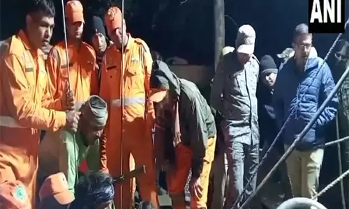 Borewell में गिरे बच्चे को बचाने के लिए 150 फीट गहरी सुरंग खोदने के लिए लाई गई पाइलिंग रिग मशीन Borewell में गिरे बच्चे को बचाने के लिए 150 फीट गहरी सुरंग खोदने के लिए लाई गई पाइलिंग रिग मशीन
