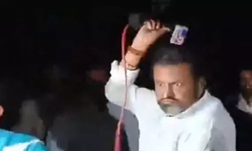 Telangana पत्रकार संघ ने वीडियो पत्रकार पर अभिनेता मोहन बाबू के हमले की निंदा की Telangana पत्रकार संघ ने वीडियो पत्रकार पर अभिनेता मोहन बाबू के हमले की निंदा की