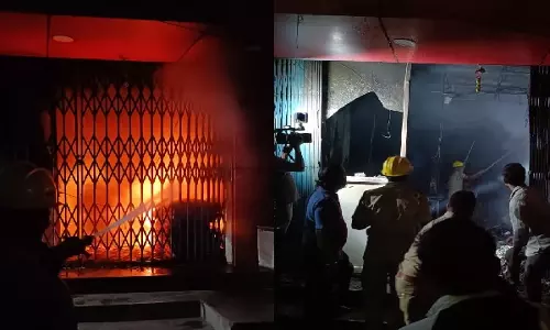 Cuttack शहर में कपड़े की दुकान में लगी आग Cuttack शहर में कपड़े की दुकान में लगी आग