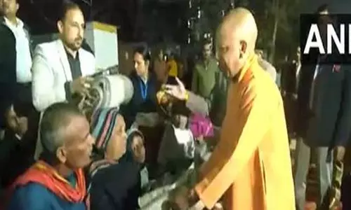 CM Yogi ने गोरखपुर में रैन बसेरों का किया निरीक्षण, जरूरतमंदों को कंबल बांटे