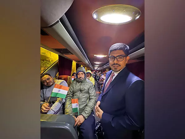 Syria से निकाले गए भारतीय नागरिक बेरूत पहुंचे Syria से निकाले गए भारतीय नागरिक बेरूत पहुंचे
