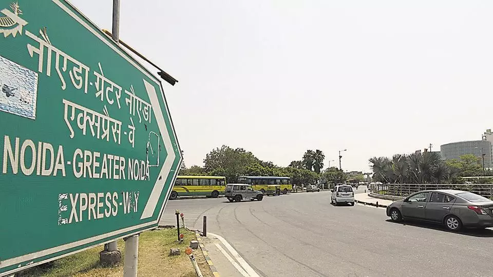 Noida: नोएडा-ग्रेनो एक्सप्रेसवे के पास निरीक्षण में तीन स्थानों पर कब्जा मिला