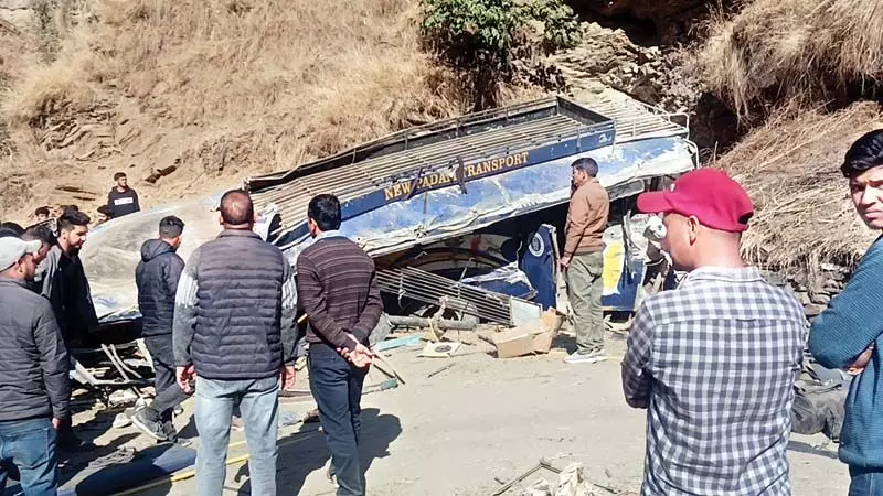 Accident: आनी में गिरी प्राइवेट बस तीन की मौत, 39 घायल