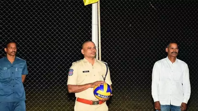 SP T. श्रीनिवास राव ने पुलिस कर्मियों के लिए अत्याधुनिक वॉलीबॉल कोर्ट का किया उद्घाटन