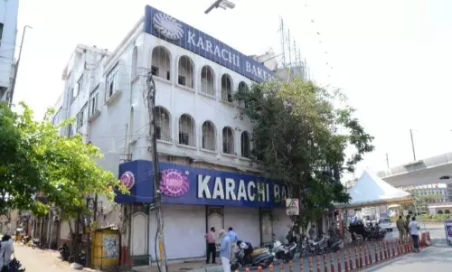 Hyd में कराची बेकरी दुनिया की सबसे प्रसिद्ध मिठाई दुकानों में से एक Hyd में कराची बेकरी दुनिया की सबसे प्रसिद्ध मिठाई दुकानों में से एक