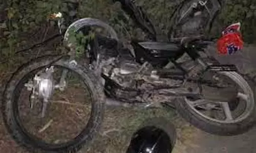 UP News: दर्दनाक हादसा, कार ने खड़ी बाइक को  मारी टक्कर, दंपती की मौत