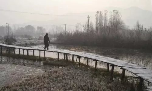 J&k: कश्मीर, लद्दाख में कड़ाके की ठंड