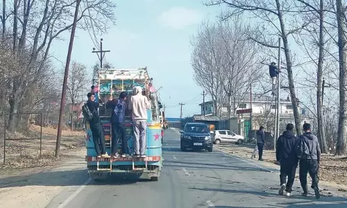 Kashmir के ग्रामीण इलाकों में यात्री वाहनों में ओवरलोडिंग जारी