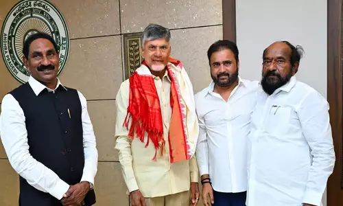 Andhra: बीदा, कृष्णैया और सना सतीश ने तीन राज्यसभा सीटों के लिए पर्चा दाखिल किया Andhra: बीदा, कृष्णैया और सना सतीश ने तीन राज्यसभा सीटों के लिए पर्चा दाखिल किया