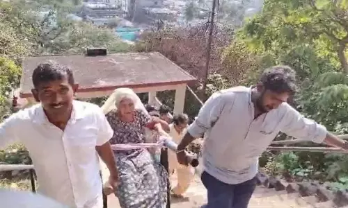 AP: मंदिर जाने की मां की इच्छा पूरी करने के लिए बेटा उसे डोली में ले गया AP: मंदिर जाने की मां की इच्छा पूरी करने के लिए बेटा उसे डोली में ले गया