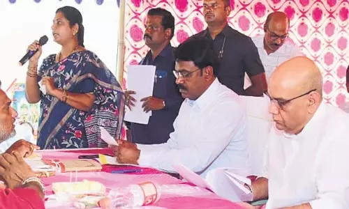 Andhra: अधिकारियों को गांव स्तर पर भूमि संबंधी मुद्दों को सुलझाने के निर्देश Andhra: अधिकारियों को गांव स्तर पर भूमि संबंधी मुद्दों को सुलझाने के निर्देश