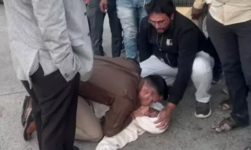 जब SP ने काफिला रूकवाकर घायल को दिया सीपीआर, लेकिन...VIDEO जब SP ने काफिला रूकवाकर घायल को दिया सीपीआर, लेकिन...VIDEO