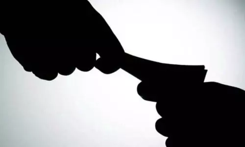 Odisha में रिश्वत लेने के आरोप में महिला क्लर्क गिरफ्तार Odisha में रिश्वत लेने के आरोप में महिला क्लर्क गिरफ्तार