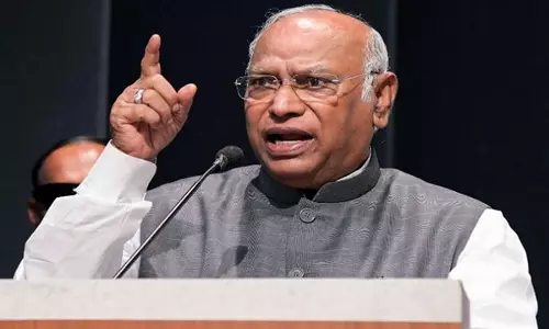 मल्लिकार्जुन खड़गे ने Pranab Mukherjee को उनके जन्मदिन पर श्रद्धांजलि दी