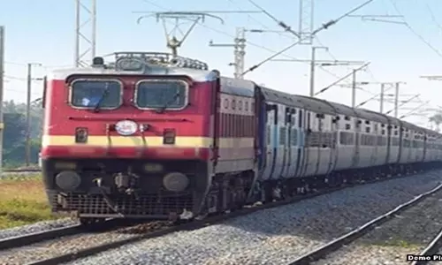 Indore: रेलवे स्टेशन से इंदौर-रायपुर के लिए वर्तमान में पुरी हमसफर एक्सप्रेस का संचालन Indore: रेलवे स्टेशन से इंदौर-रायपुर के लिए वर्तमान में पुरी हमसफर एक्सप्रेस का संचालन
