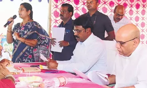 Andhra Pradesh: अधिकारियों को गांव स्तर पर भूमि संबंधी मुद्दों को सुलझाने के निर्देश Andhra Pradesh: अधिकारियों को गांव स्तर पर भूमि संबंधी मुद्दों को सुलझाने के निर्देश