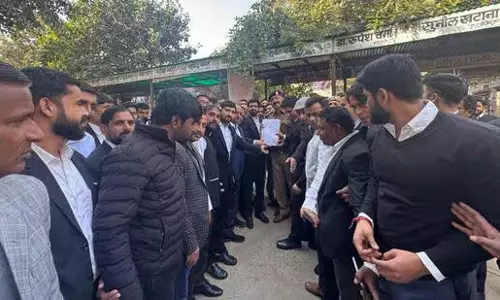 Gautam Budh Nagar: प्रदर्शनकारी किसानों के समर्थन में वकील काम से दूर रहे Gautam Budh Nagar: प्रदर्शनकारी किसानों के समर्थन में वकील काम से दूर रहे