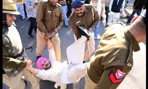 Punjab युवा कांग्रेस ने बेरोजगारी और नशे के मुद्दे पर किया प्रदर्शन Punjab युवा कांग्रेस ने बेरोजगारी और नशे के मुद्दे पर किया प्रदर्शन