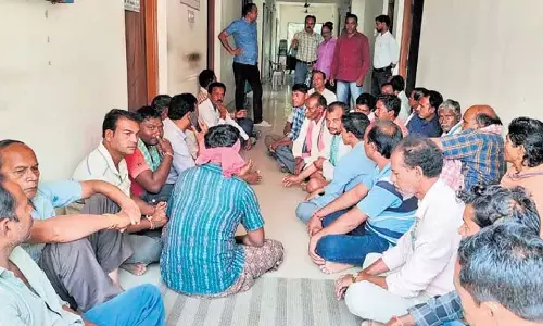 धान खरीद में देरी को लेकर किसानों ने CSO को एक घंटे तक कार्यालय में बंद रखा धान खरीद में देरी को लेकर किसानों ने CSO को एक घंटे तक कार्यालय में बंद रखा