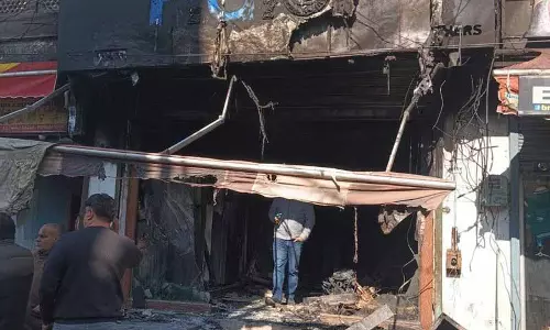 Hoshiarpur की दुकान में आग लगने से करोड़ों का सामान जलकर खाक Hoshiarpur की दुकान में आग लगने से करोड़ों का सामान जलकर खाक