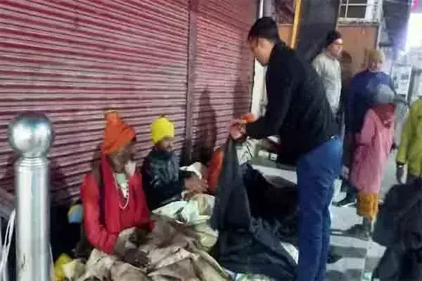 Ranchi: सदर SDO ने बेघर और लाचार लोगों को पहुंचाया शेल्टर हाउस, बांटे कंबल Ranchi: सदर SDO ने बेघर और लाचार लोगों को पहुंचाया शेल्टर हाउस, बांटे कंबल