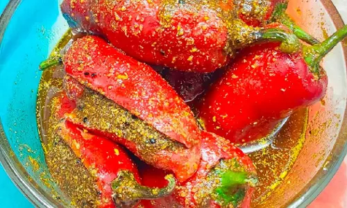 लाल मिर्च का अचार बनाने की विधि