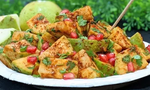 धूप में बैठें और मसालेदार अमरूद चाट का आनंद ले धूप में बैठें और मसालेदार अमरूद चाट का आनंद ले