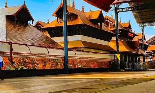 SC ने गुरुवायुर मंदिर में उदयस्थमन पूजा न करने के खिलाफ याचिका पर नोटिस जारी किया SC ने गुरुवायुर मंदिर में उदयस्थमन पूजा न करने के खिलाफ याचिका पर नोटिस जारी किया