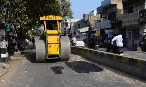 MC में मरम्मत कार्य जोरों पर, निवासियों ने इसे चुनावी नौटंकी बताया