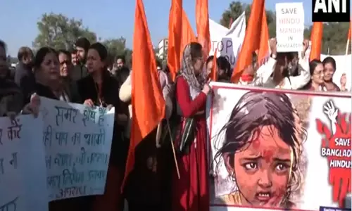 Bangladesh में अल्पसंख्यकों पर लक्षित हमलों के खिलाफ हिंदुओं ने निकाला विरोध मार्च Bangladesh में अल्पसंख्यकों पर लक्षित हमलों के खिलाफ हिंदुओं ने निकाला विरोध मार्च