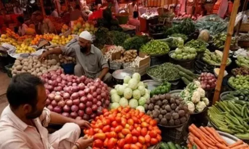 खाद्य पदार्थों की गिरती कीमतों से महंगाई कमजोर होने के संकेत