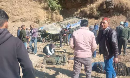 Kullu के आनी में निजी बस के खाई में गिरने से चालक समेत तीन की मौत Kullu के आनी में निजी बस के खाई में गिरने से चालक समेत तीन की मौत