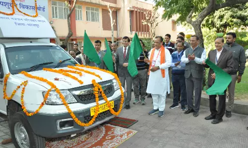 Jaipur: पशुपालन मंत्री ने तरल नत्रजन परिवहन वाहन को हरी झंडी दिखाकर की रवाना Jaipur: पशुपालन मंत्री ने तरल नत्रजन परिवहन वाहन को हरी झंडी दिखाकर की रवाना