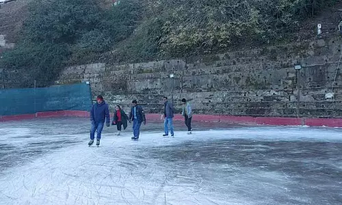 शिमला: एशिया के सबसे बड़े प्राकृतिक रिंक पर आइस स्केटिंग सीजन शुरू
