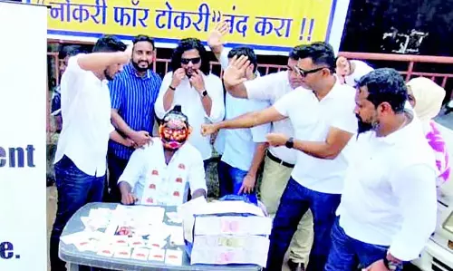 GOA: आप की युवा शाखा ने सरकारी नौकरियां बेचने वाले भाजपा के स्टॉल की नकल की