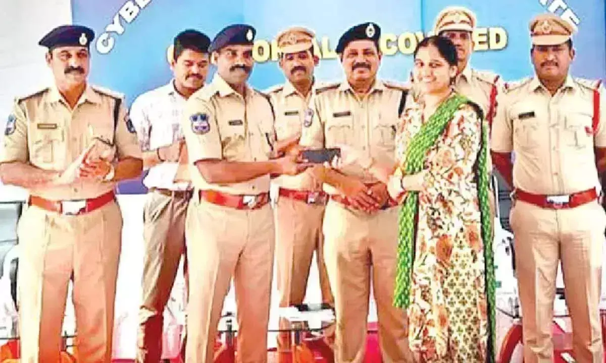 Cyberabad पुलिस ने 3.30 करोड़ रुपये मूल्य के चोरी हुए और खोए हुए मोबाइल फोन बरामद किए Cyberabad पुलिस ने 3.30 करोड़ रुपये मूल्य के चोरी हुए और खोए हुए मोबाइल फोन बरामद किए