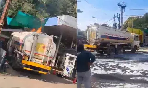 Hyderabad: पेट्रोल पंप पर ईंधन टैंकर में आग लगने से अफरातफरी मच गई Hyderabad: पेट्रोल पंप पर ईंधन टैंकर में आग लगने से अफरातफरी मच गई