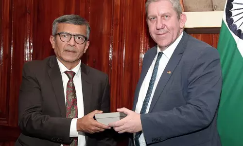 रक्षा सचिव Rajesh Kumar Singh ने जर्मन प्रतिनिधि एंड्रियास श्वार्ट्ज से मुलाकात की