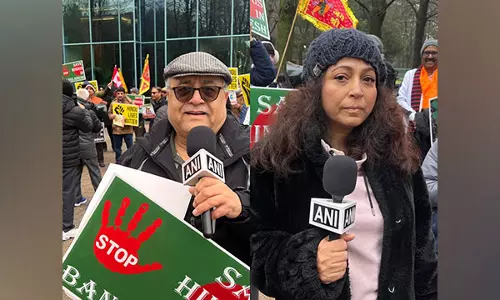 Toronto में बांग्लादेशी वाणिज्य दूतावास के बाहर कनाडाई हिंदुओं ने किया विरोध प्रदर्शन Toronto में बांग्लादेशी वाणिज्य दूतावास के बाहर कनाडाई हिंदुओं ने किया विरोध प्रदर्शन