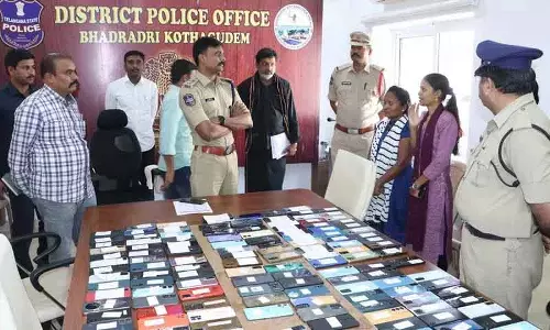 कोठागुडेम पुलिस ने CEIR पोर्टल के माध्यम से 220 खोए हुए मोबाइल फोन बरामद किए कोठागुडेम पुलिस ने CEIR पोर्टल के माध्यम से 220 खोए हुए मोबाइल फोन बरामद किए