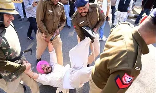 Chandigarh: बेरोजगारी और नशे के मुद्दे पर पंजाब युवा कांग्रेस ने किया विरोध प्रदर्शन Chandigarh: बेरोजगारी और नशे के मुद्दे पर पंजाब युवा कांग्रेस ने किया विरोध प्रदर्शन