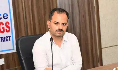 Bhupalpally कलेक्टर ने आदिवासी लड़कियों के स्कूल का निरीक्षण किया Bhupalpally कलेक्टर ने आदिवासी लड़कियों के स्कूल का निरीक्षण किया