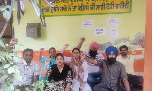 Amritsar: मिड-डे मील कर्मियों ने किया धरना प्रदर्शन