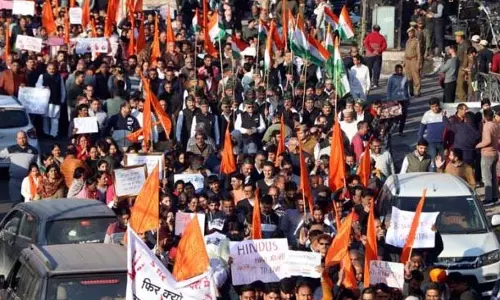 Jammu: बांग्लादेश में हिंदुओं पर हमले के खिलाफ बड़े पैमाने पर विरोध प्रदर्शन