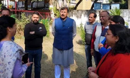 Jammu: अरविंद ने सरकारी स्कूलों की दयनीय स्थिति पर अधिकारियों की आलोचना की Jammu: अरविंद ने सरकारी स्कूलों की दयनीय स्थिति पर अधिकारियों की आलोचना की