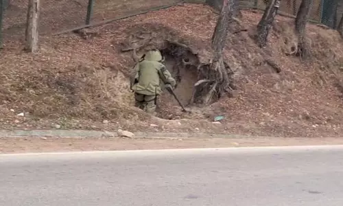 Security बलों ने बारामुल्ला-हंदवाड़ा सड़क पर लगे नींव के पत्थरों को किया नष्ट Security बलों ने बारामुल्ला-हंदवाड़ा सड़क पर लगे नींव के पत्थरों को किया नष्ट