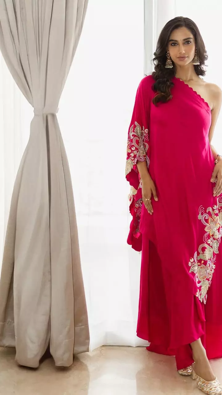 stylish dress में छाई मीनाक्षी चौधरी