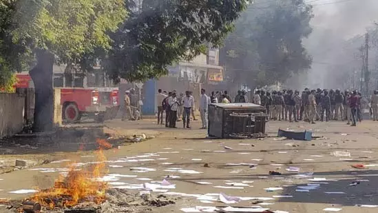 Bandh में संविधान की प्रतिकृति की तोड़फोड़ के विरोध में बंद हिंसक हो गया Bandh में संविधान की प्रतिकृति की तोड़फोड़ के विरोध में बंद हिंसक हो गया